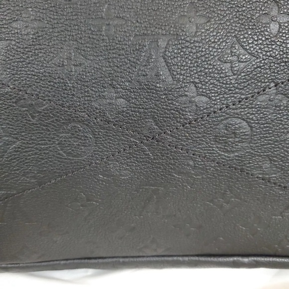 Louis Vuitton Black Monogram
Empreinte Leather Artsy MM Hobo - Picture 8 of 16